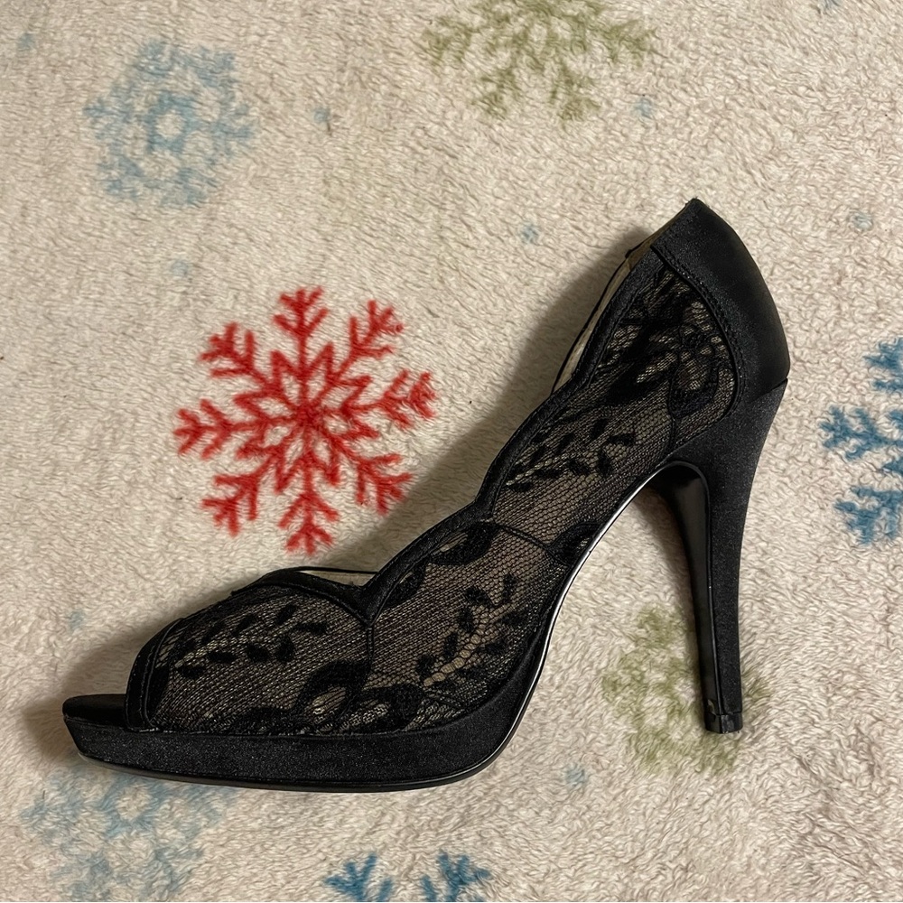 Lulu Townsend Women’s Black Lace Peeptoe Heels Size 8